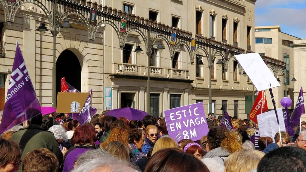 Les regidores de Guanyar Alcoi que van secundar la vaga feminista donen el sou del 8 de març a col·lectius feministes