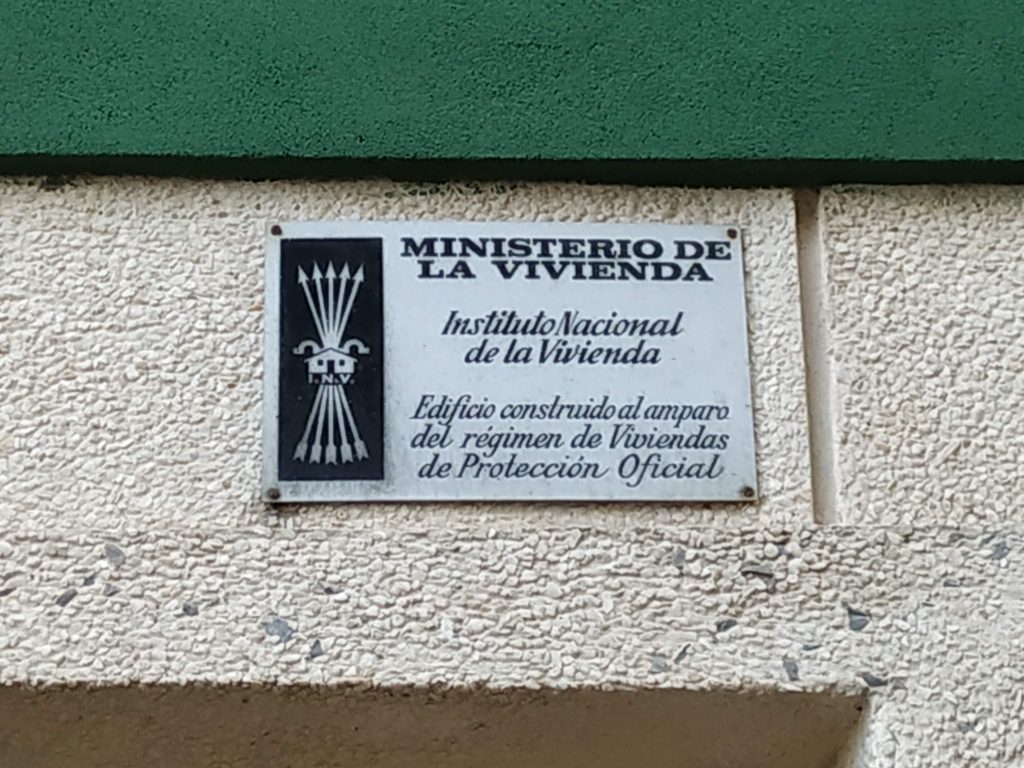 Guanyar Alcoi detecta 172 plaques franquistes a habitatges d'Alcoi i demana la creació d'un comité d'experts per fer complir la llei de Memòria Històrica