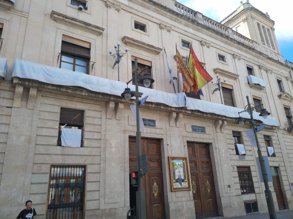 Guanyar Alcoi acusa al Govern de Toni Francés d'utilitzar la façana de l'ajuntament de forma tendenciosa, perjudicant els col·lectius que lluiten per la igualtat
