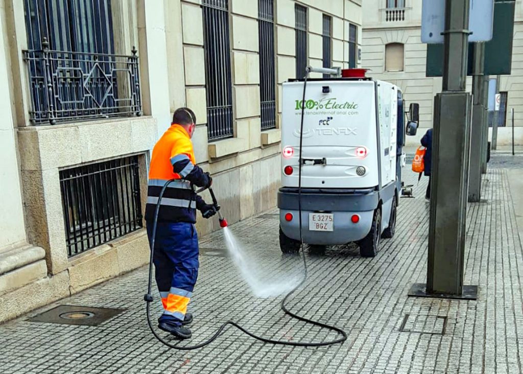 Guanyar demana un pla de neteja a fons de les miccions dels gossos al carrer i mesures per a reduir-les