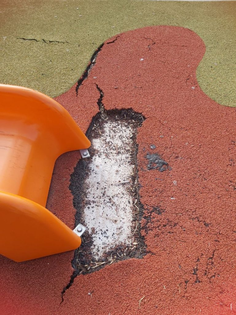 Guanyar Alcoi demana la retirada progressiva dels paviments de cautxú i la gespa artificial dels parcs infantils